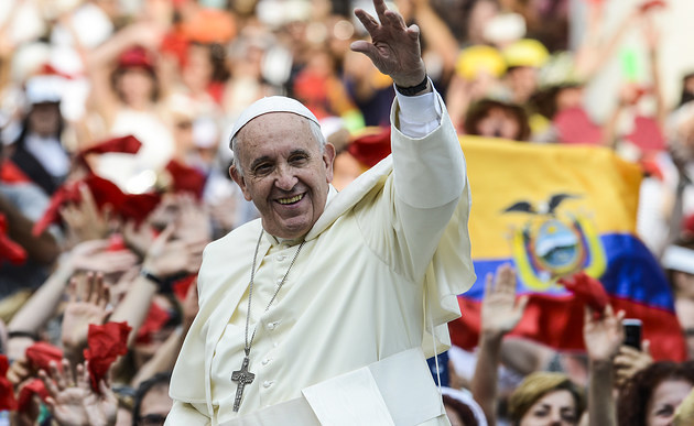 Papst Franziskus empfängt am 3. Juli 2015 rund 30.000 Angehörige der charismatischen Bewegung 'Rinnovamento nello Spirito', 'Erneuerung im Heiligen Geist', auf dem Petersplatz. Hier begrüßt er die Gläubigen.