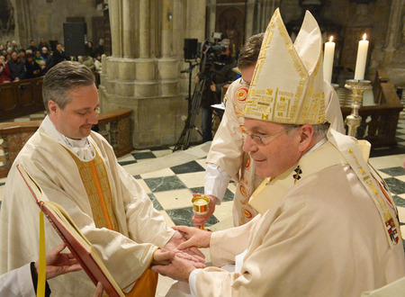 Priesterweihe Marosch / kathbild.at / Franz Josef Rupprecht, Franz Josef Rupprecht Salbung der Hände mit Chrisam. Kardinal Christoph Schönborn erteilt Thomas Marosch die Priesterweihe