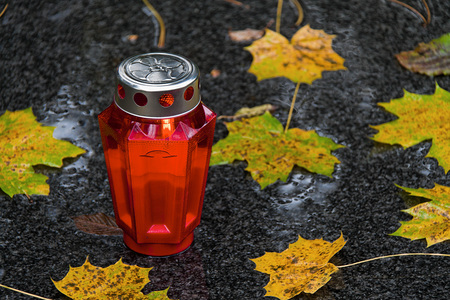 Ein Grablicht zu Allerheiligen im Herbst mit Bl?ttern