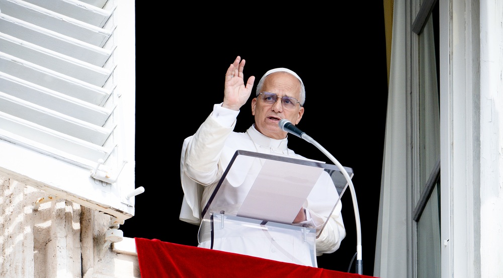Papst Leo XIV. beim Mittagsgebet am 14. September 2025 am Fenster des Apostolischen Palastes im Vatikan.