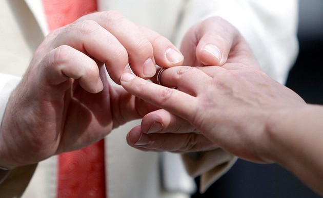 Bräutigam steckt Braut Trauring an / Flickr.com / Eric Auchard