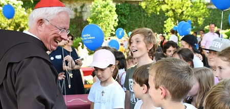 Erzbischof Franz Lackner mit Kindern