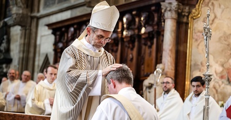 Erzbischof Josef Grünwidl spendet die Priesterweihe