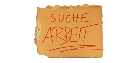 Das Schild aus Karton eines Obdachlosen. Isoliert auf wei?em Hintergrund