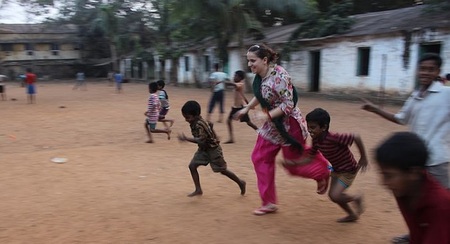 Österreichische Volontärin mit indischen Kindern
