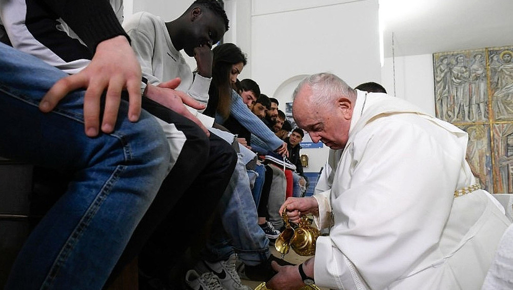 Papst wäscht zwölf Insassen von Jugendstrafanstalt die Füße