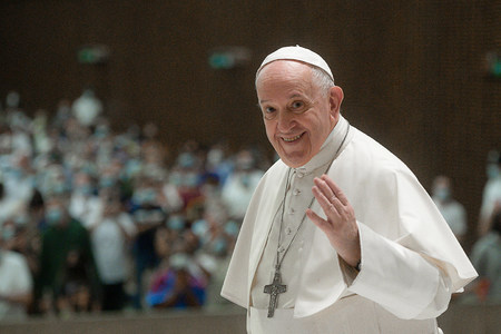 Papst Franziskus begrüßt die Menschen während der Generalaudienz am 18. August 2021 im Vatikan.