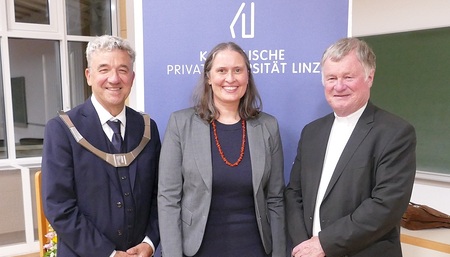 Eröffnung am 1. Oktober - v.l.: Rektor Michael Fuchs, Prof. Elisabeth Fritz, Bischof Manfred Scheuer