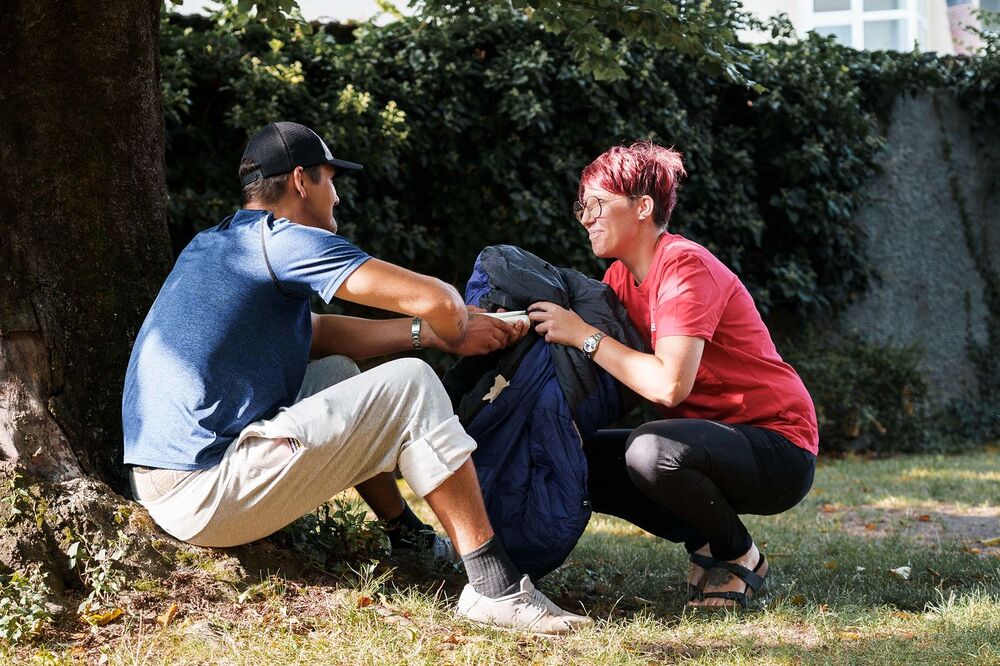 Katrin Starc bei der Übergabe eines Sommerschlafsackes / Caritas / Johannes Leitner Katrin Starc bei der Übergabe eines Sommerschlafsackes