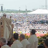 Hunderttausende bei einer Messe mit Papst Franziskus anlässlich seiner Südamerika-Reise am 6. Juli 2015 in Guayaquil.
