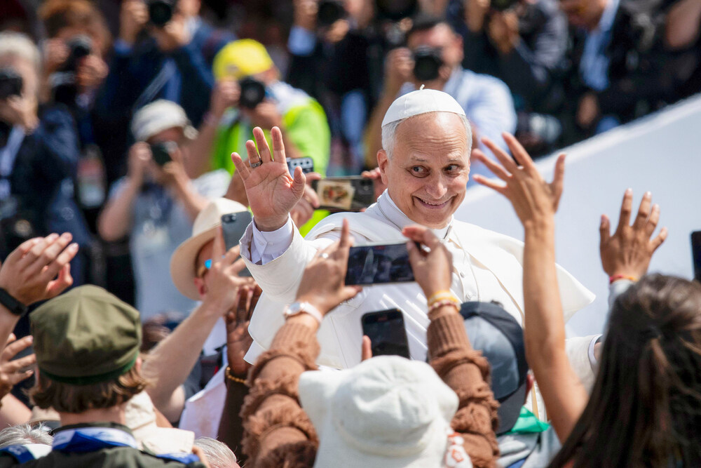 Papst Leo XIV. grüßt aus dem Papamobil die Jugendlichen beim Abschlussgottesdienst im Rahmen des Jugendjubiläums am 3. August 2025 auf dem Gelände von Tor Vergata in Rom (Italien).
