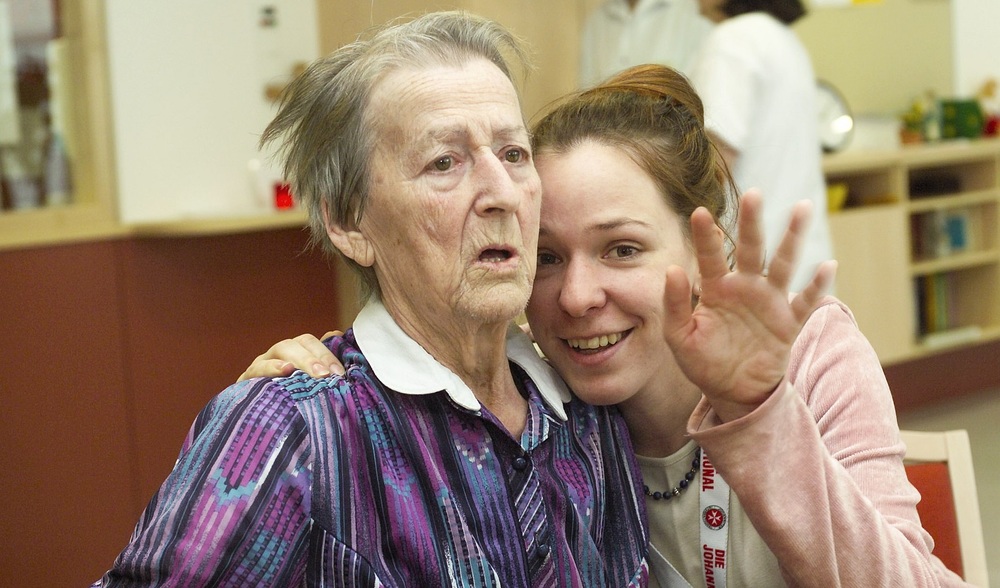 Seniorin mit Pflegerin im Pflegeheim / kathbild.at/Rupprecht