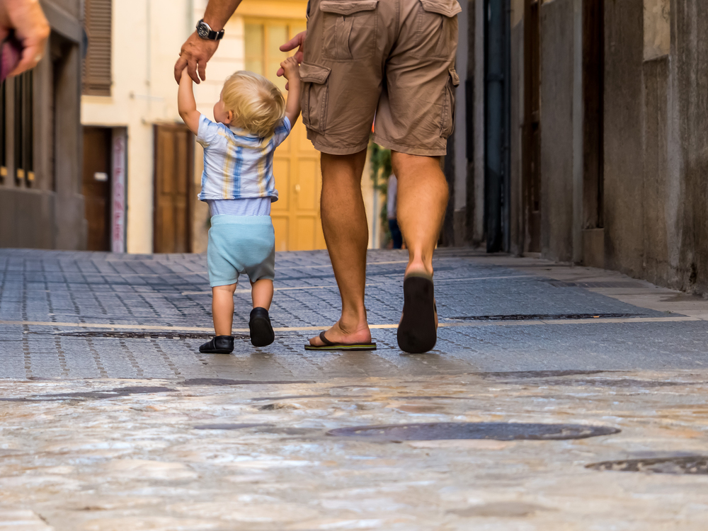 Vater mit Kind / Erwin Wodicka - wodicka@aon.at, Erwin Wodicka Ein Vater geht mit seinem kleinen Sohn spazieren