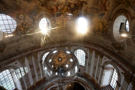 Wien. In den kommenden zwo?lf Monaten erwartet die Besucher/innen der barocken Karlskirche in Wien eine ganz besondere Attraktion. Ab Dienstag, den 13. November 2018 werden zwei riesige kugelfo?rmige Skulpturen ? zwei mit Luft gefu?llte Spha?ren mit 
