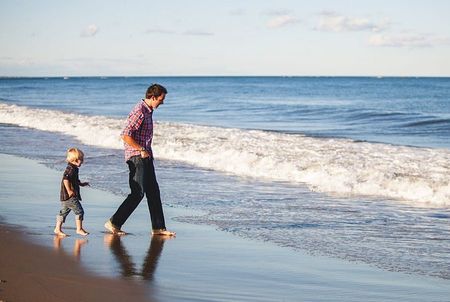 Vater und Sohn am Strand
