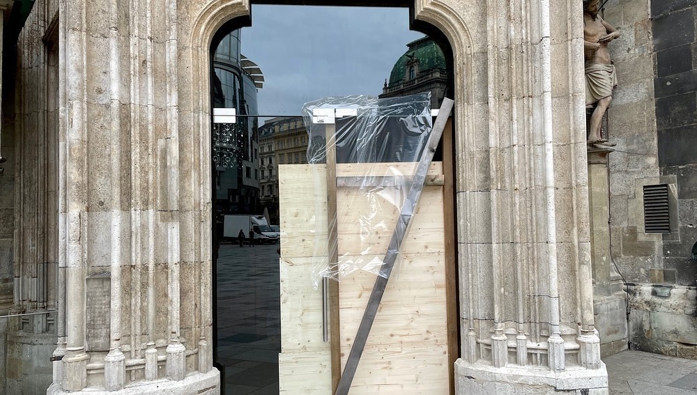 Stephansdom: Glastür bei Singertor mit Hammer zerstört