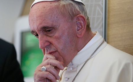 Papst Franziskus während der 'fliegenden Pressekonferenz' auf dem Flug von Bangui nach Rom am 30. November 2015.