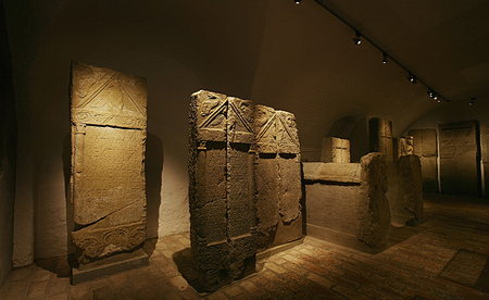 Stift Klosterneuburg, Römische Grabstelen aus dem Zisternenfund von 1982/83