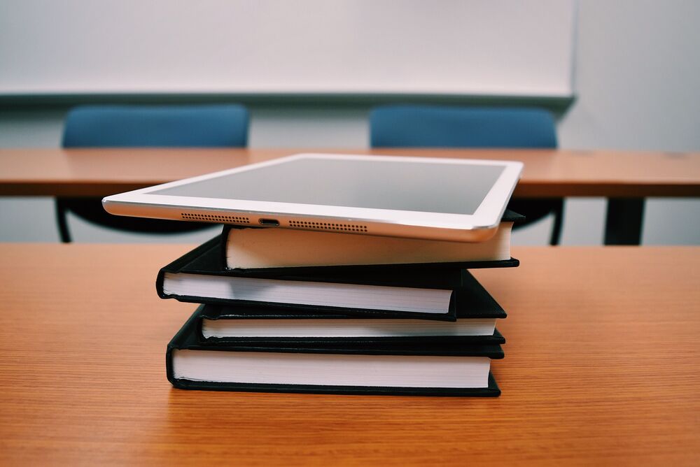 Bücher und ein Tablet / pixabay via pexels / CC0 Bildungshausschließung: Diözese Linz verteidigt Sparkurs