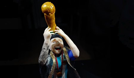 Künstlerische Darstellung von Lionel Messi mit WM-Pokal