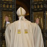 Eröffnung des Heiligen Jahres der Barmherzigkeit durch Papst Franziskus am 8. Dezember 2015 im Vatikan. Bild: Papst Franziskus öffnet die Heilige Pforte im Petersdom.