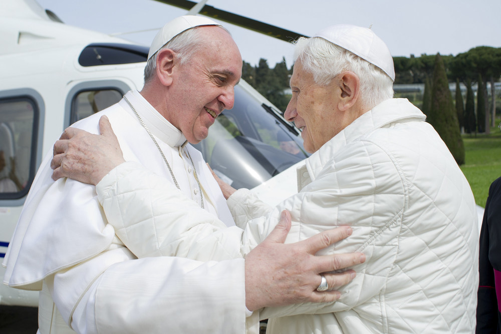 Papst Franziskus hat am 23. März 2013 seinen Vorgänger, den emeritierten Papst Benedikt XVI., in der Sommerresidenz Castel Gandolfo besucht. Die beiden begrüßen sich gegenseitig mit einer Umarmung.