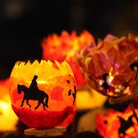 Kinder / Jungen und Mädchen halten rot-gelbe Laternen in den Händen / Hand. Sankt Martins Umzug  am 10. November 2014 in Rheinbach.