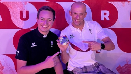 Olympia- und Paralympics-Seelsorger Johannes Lackner mit Triathlet und Silbermedaillengewinner Florian Brungraber
