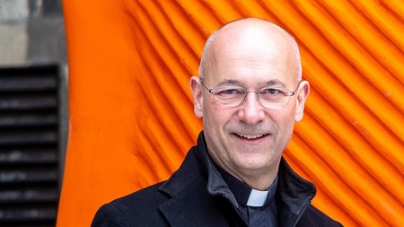 Ein überdimensionaler violetter Pullover und die orange Wärmeflasche 'Big Mutter' sollen während der Fastenzeit anregen, 'über Akte und Handlungen der wärmenden Nächstenliebe nachzudenken'. Der überdimensionale, 80m2 große violette Pullover, gestalte