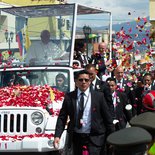Papst Franziskus wird mit Rosenblättern aus Ecuador am 8. Juli 2015 verabschiedet.