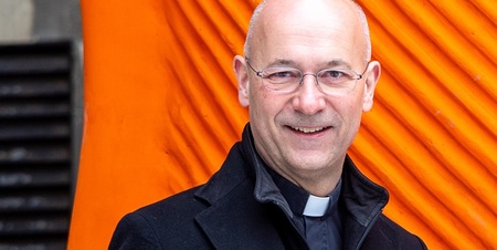 Ein überdimensionaler violetter Pullover und die orange Wärmeflasche 'Big Mutter' sollen während der Fastenzeit anregen, 'über Akte und Handlungen der wärmenden Nächstenliebe nachzudenken'. Der überdimensionale, 80m2 große violette Pullover, gestalte