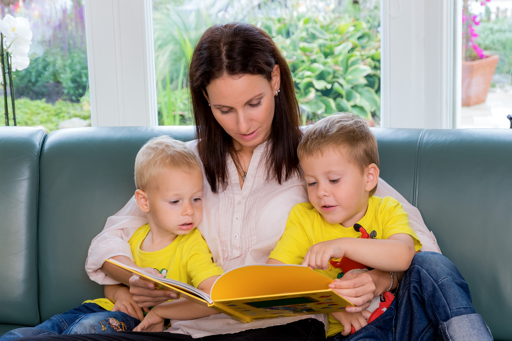 Eine Mutter liest Ihren Kindern ein M?rchen aus einem Buch vor