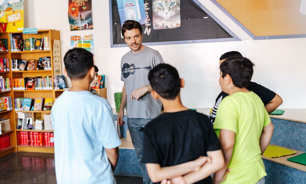 Erstmals vergeben: Steierm?rkischer Toleranzpreis zeichnet Initiativen f?r Demokratie aus / Mario Sudy Gesch?ftsf?hrer Mag. Dominik Knes beim 'Perspektivenwechsel' in einer Grazer Schule