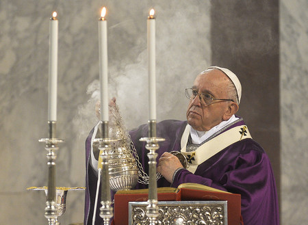 Papst Franziskus inzensiert den Altar mit Weihrauch während einer Messe an Aschermittwoch, den 14. Februar 2018, in der Kirche der Benediktinerabtei Sant'Anselmo in Rom.