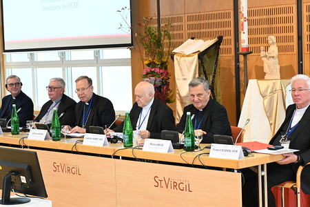 v.l.: Msgr. Antonio Ammirati, Kardinal Jean-Claude Hollerich, Erzbischof Gintaras Grusas, Kardinal Ladislav Nemet, Erzbischof Franz Lackner