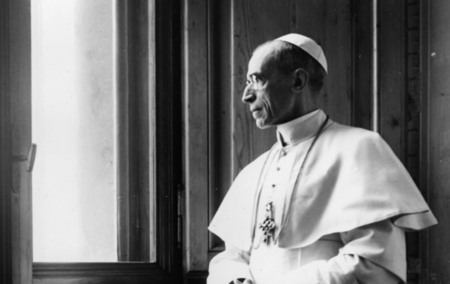 Papst Pius XII. schaut am 15. März 1949 aus einem Fenster im Vatikan.