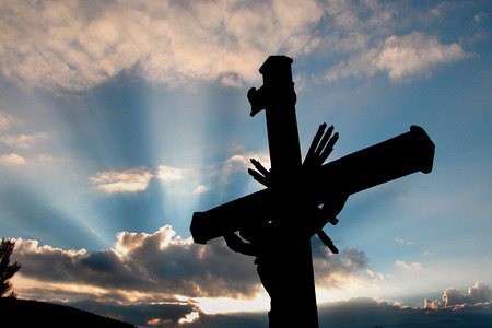 Kreuz vorabendlicher Wolkenstimmung.Copyright (2002) by BilderBox.com; Erwin Wodicka, A-4062 Breitbrunn. Tel.: 0043 676 5103 678. Veroeffentlichung nur nach unseren AGBs: www.bilderbox.com/agb.html. Bild honorarpflichtig! Konto DEU: Spk.Passau, B