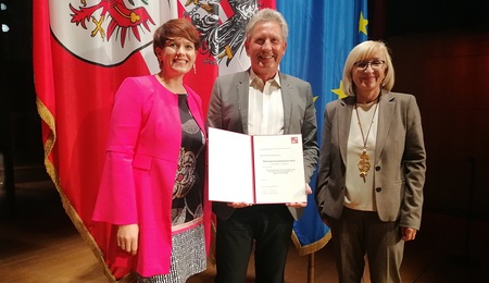 Landesrätin Palfrader gratuliert den Preisträgern des Katholisches Bildungswerkes, Angelika Stegmayr und Norbert Spangler