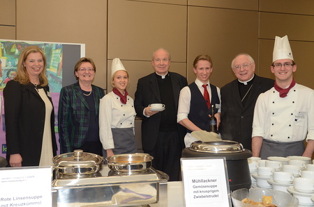kfb, Fastensuppenessen; Barbara Haas, Ruth Ankerl, Sch?lerinnen des Pannoneums, Kardinal Christoph Sch?nborn, Peter Stephan Zurbriggen