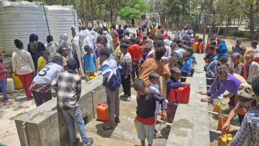 Die von Jugend Eine Welt errichtete Wasserentnahmestelle in Adwa/?thiopien versorgt t?glich ?ber 10.000 Menschen mit sauberem Trinkwasser.