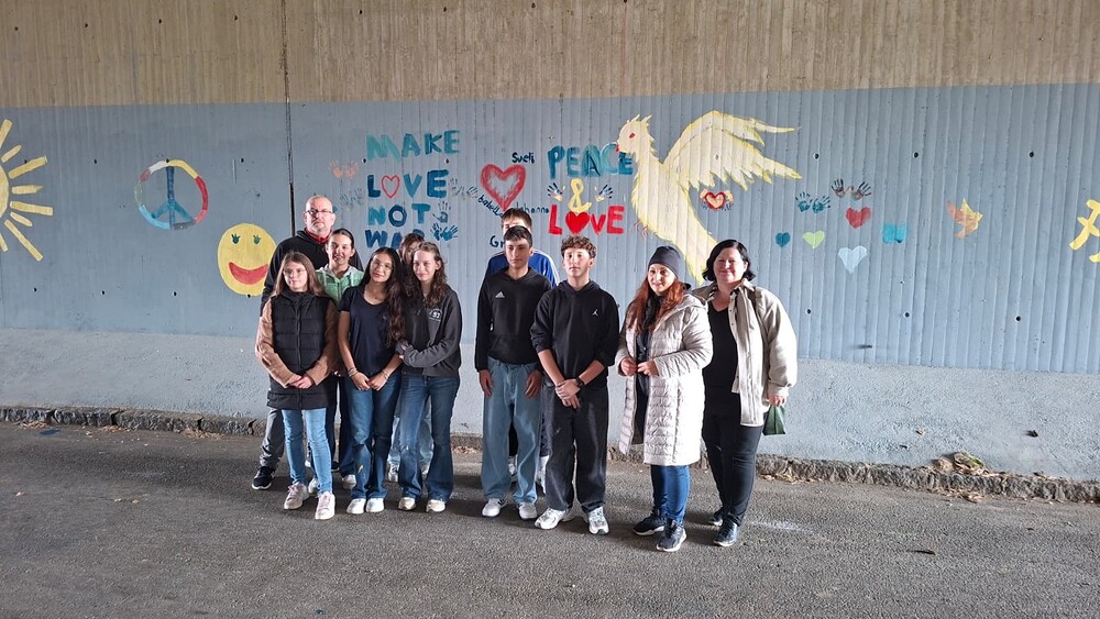Romapastoral und Schüler setzten gemeinsames Zeichen gegen Hass / ZBG Oberwart Romapastoral und Schüler setzten gemeinsames Zeichen gegen Hass