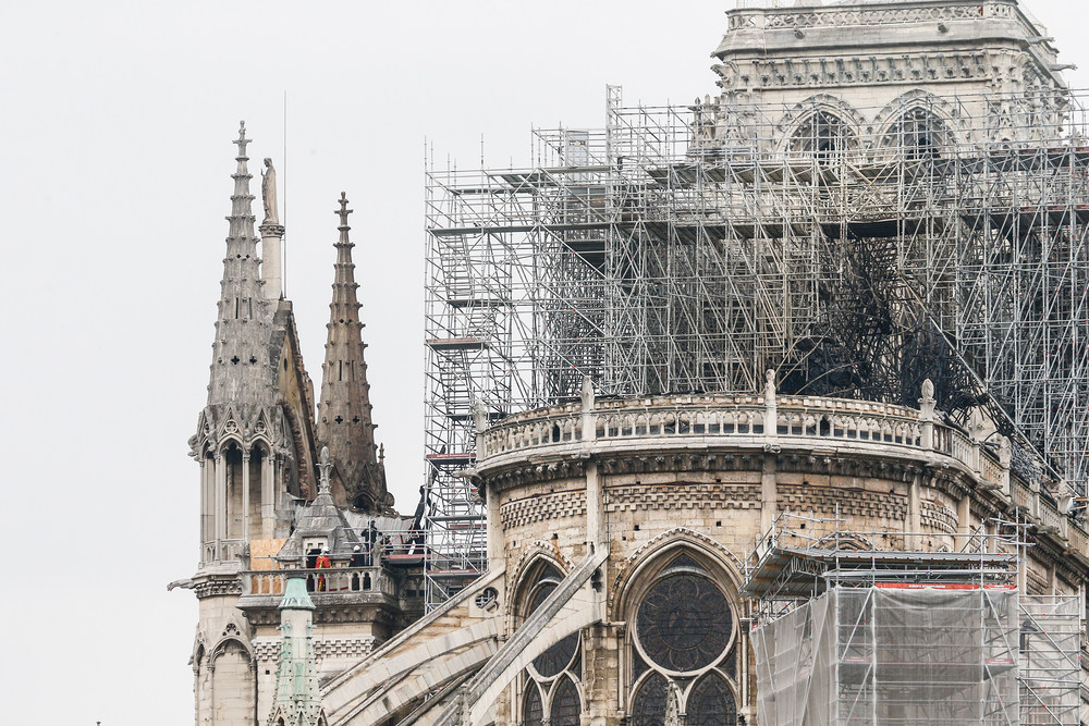 Feuerwehrleute untersuchen die gelöschte Kathedrale Notre-Dame am 16. April 2019 in Paris.