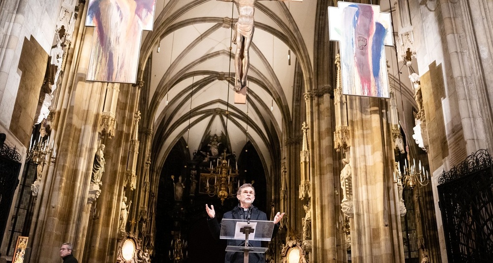 Erzbischof Grünwidl bei Eröffnung der Kreuz-Ausstellung von Arnulf Rainer im Wiener Stephansdom