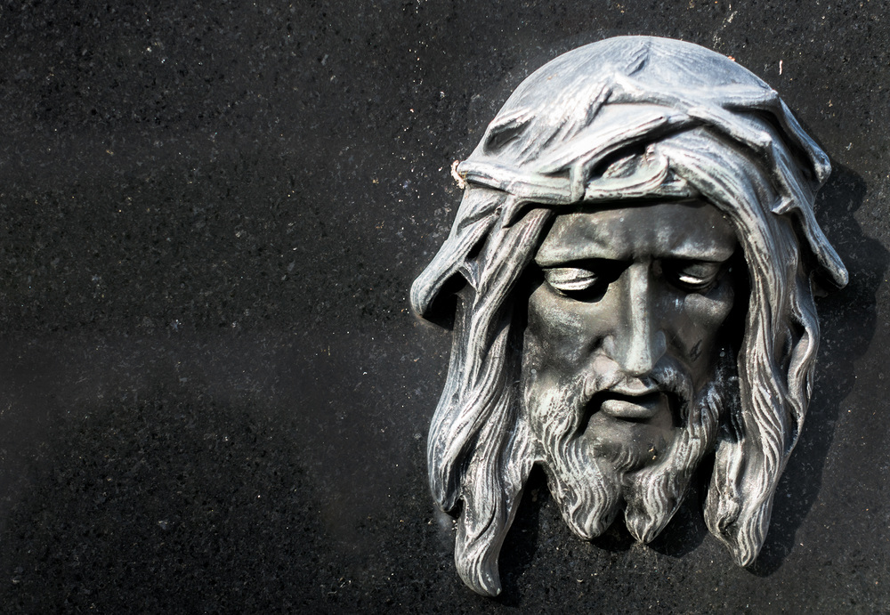 Kreuzigung Jesu auf einem Friedhof.