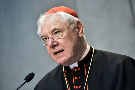 Kardinal  Gerhard Ludwig Müller, während der Vorstellung des Schreibens der Glaubenskongregation 'Iuvenescit Ecclesia' zum Thema charismatische Bewegungen am 14. Juni 2016 im Vatikan.