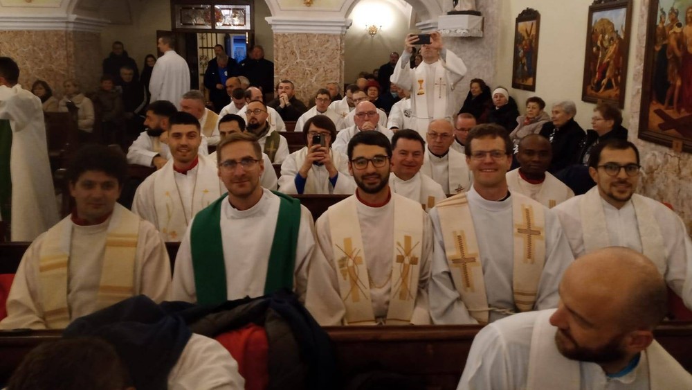 Österreichische Priesternationalmannschaft bei der Eröffnungsfeier / Wolfgang Zarl Priesternationalteam spielt bei Futsal-EM um Platz zwischen 5 und 8