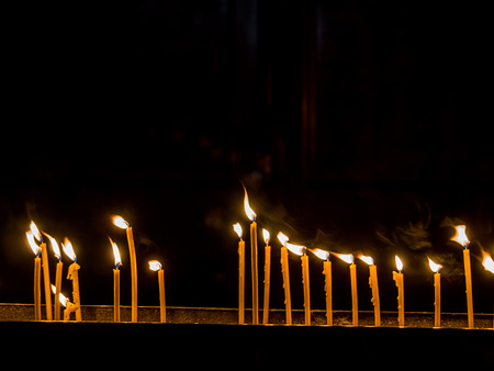 Flammen von Kerzen werden durch Wind zur Seite gedrückt