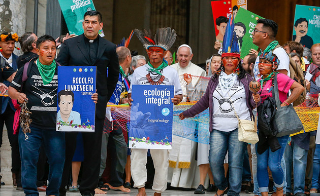Eröffnung Amazonas-Synode / Copyright 2019, KNA GmbH, www.kna.de, All Rights Reserved, Paul Haring In einer Prozession ziehen Teilnehmer mit Papst Franziskus aus dem Petersdom aus und gehen gemeinsam zur Synodenaula zu Beginn der Amazonas-Bischofssynode am 7. Oktober 2019 im Vatikan.