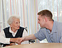 Haus St. Bernadette / Altenwohnheim der Caritas / Dipl.-Krankenpfleger mit alter Frau.                            