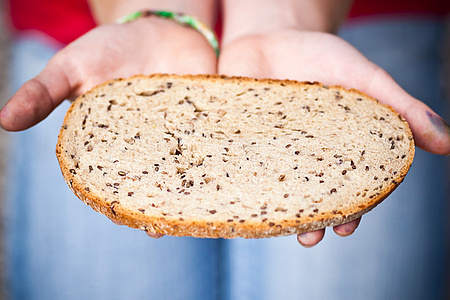Armutsbericht: Caritas-Präsident Landau besorgt / Ramona Heim - Fotolia, Ramona Heim childrens hand giving a slice of bread